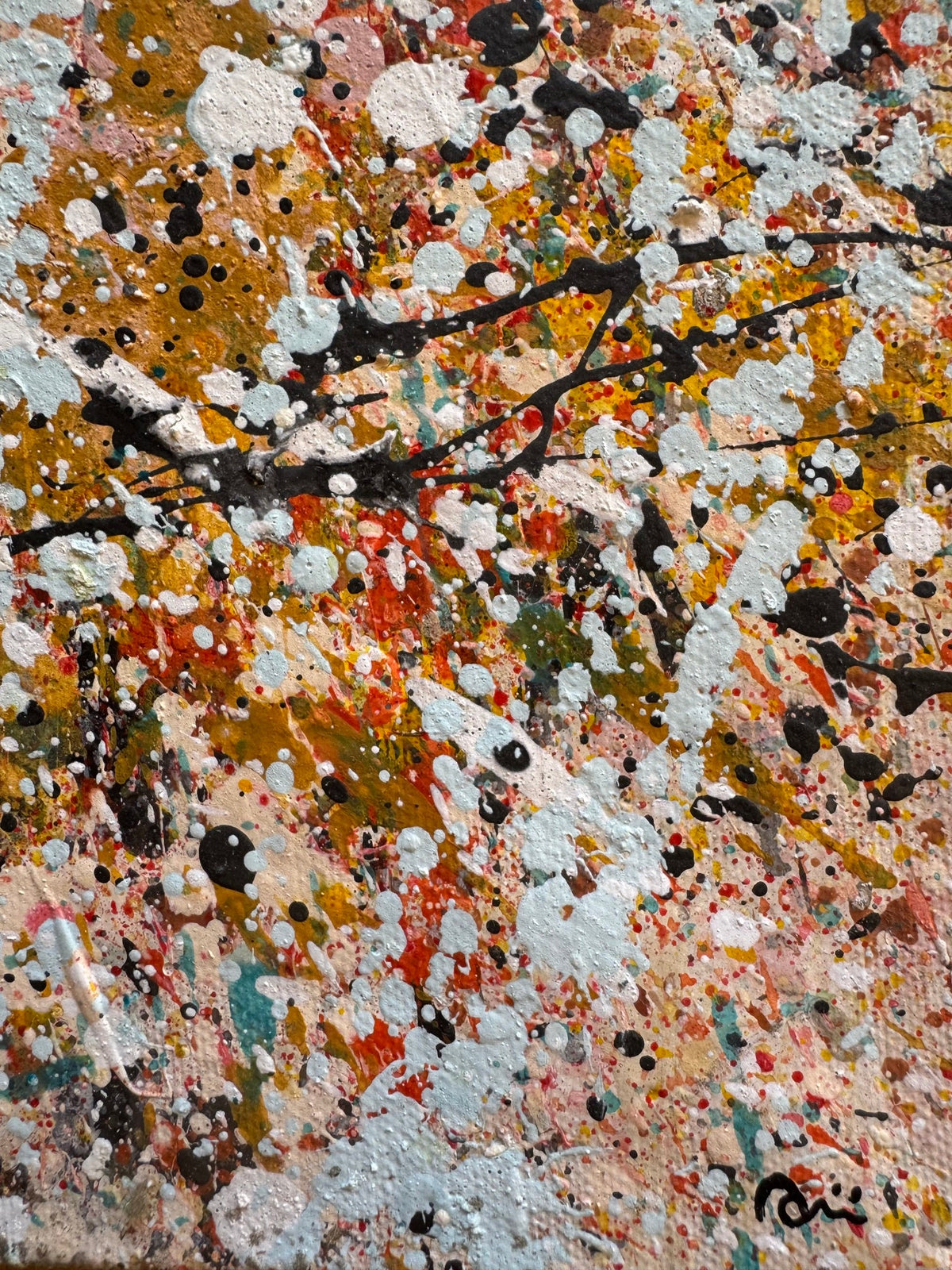 Detalle de la firma y salpicaduras – Walking with Jackson Pollock